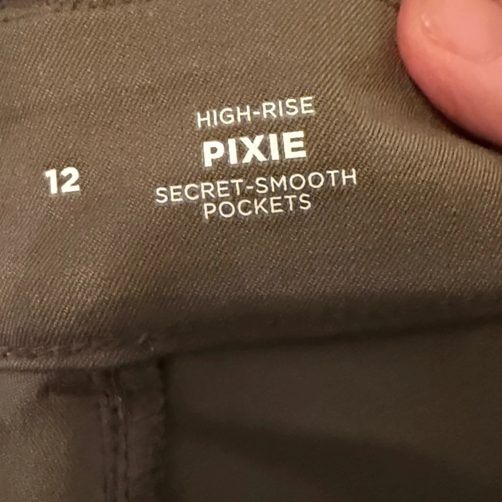Old Navy High rise pixie‎ chinos in olive. NWT. Retail 59